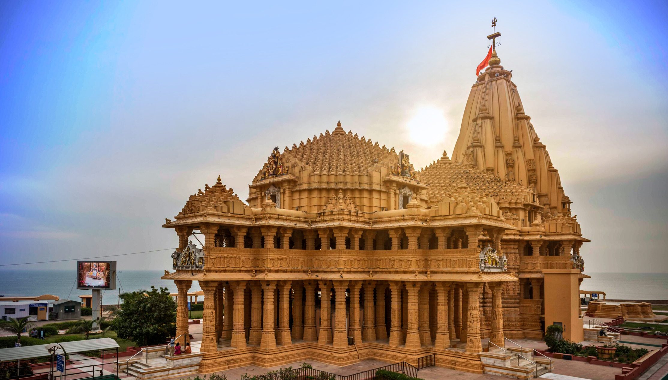 Dwarkadhish Temple coastline - Deepali Taxi Service, best taxi service in Dwarka